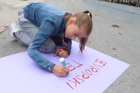 ETM NA PARKIRIŠČU V CENTRU CERKNICE 02 FOTO LJUBO VUKELIČ